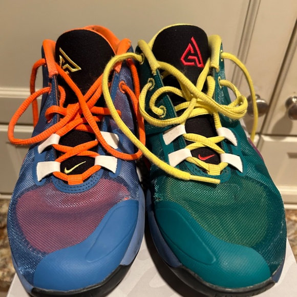 Basketball Shoes - Picture 3 of 5